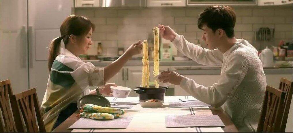 escena de Kdrama, con protagonistas comiendo ramyeon