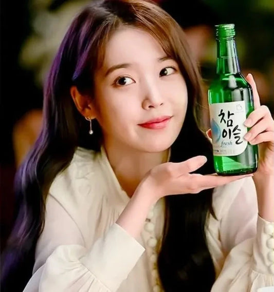 la cantante y actriz IU nos muestra una botella de soju fresh